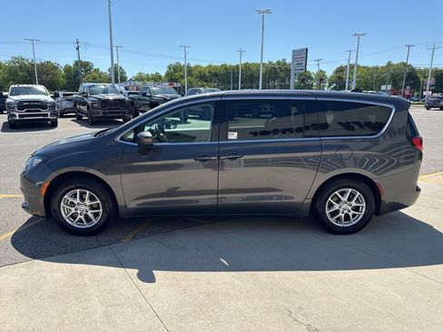 Used 2023 Chrysler Voyager LX FWD image 9