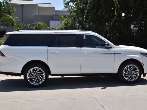 New 2026 Lincoln Navigator L Reserve AWD/4WD image 5