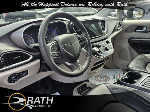Used 2023 Chrysler Pacifica Touring-L FWD image 11