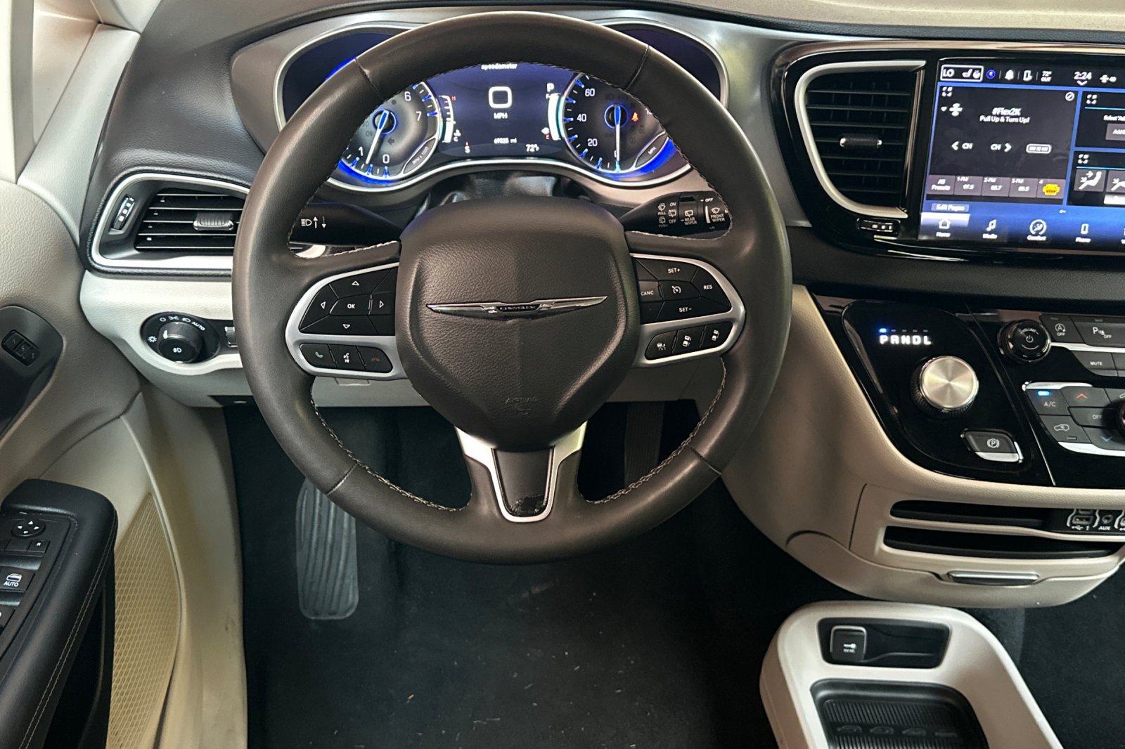 Used 2023 Chrysler Pacifica Touring-L FWD image 14