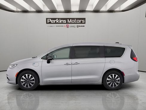 Used 2024 Chrysler Pacifica Limited FWD image 2