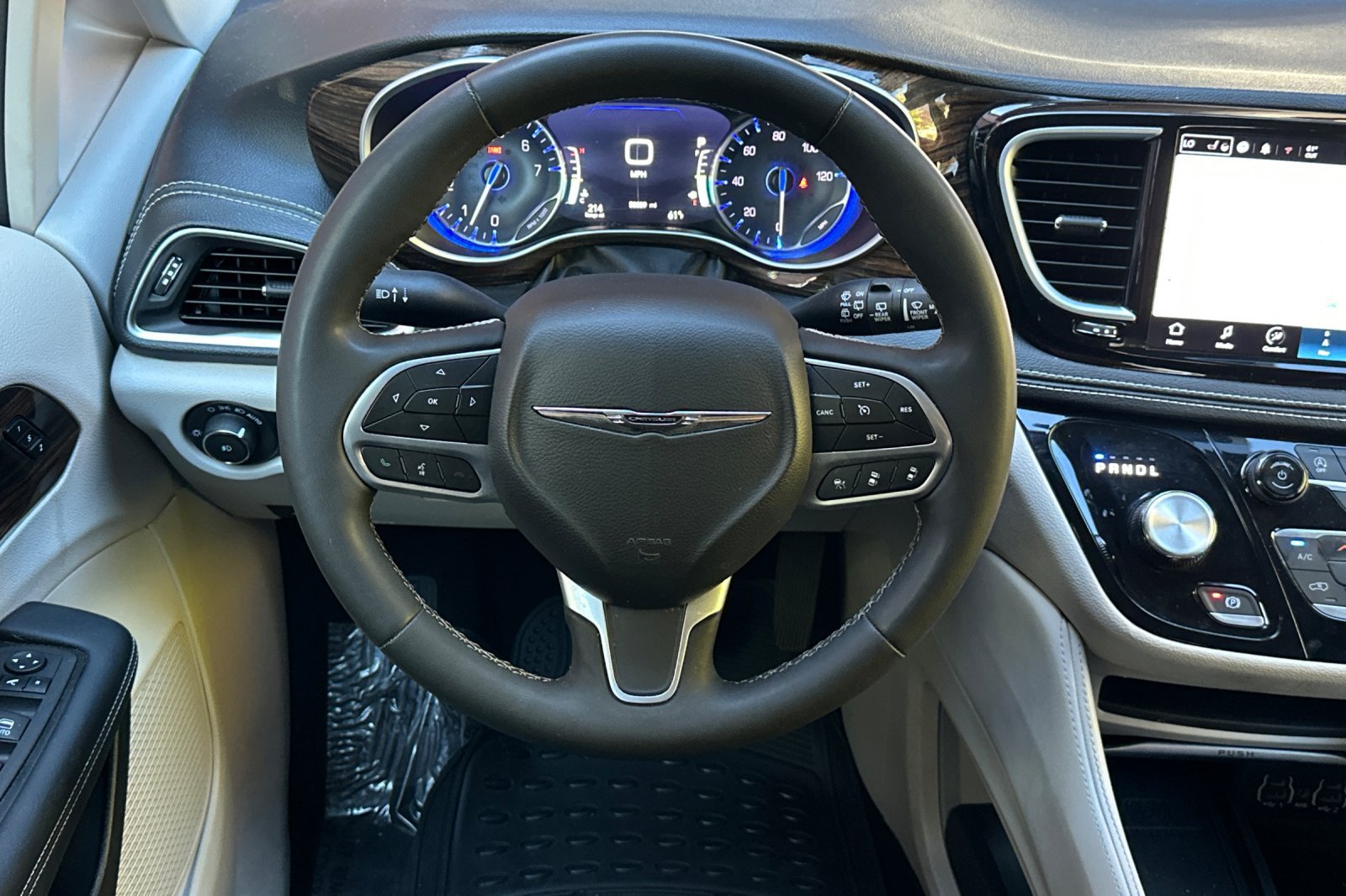 Used 2023 Chrysler Pacifica Limited FWD image 18