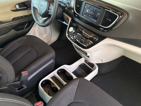 Used 2023 Chrysler Voyager LX FWD image 17