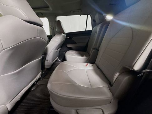 Used 2024 Toyota Highlander XLE image 24