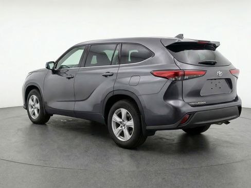 Used 2025 Toyota Highlander LE FWD image 6