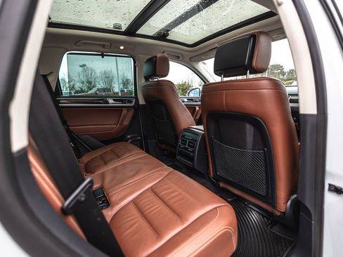 Used 2017 Volkswagen Touareg Executive image 38