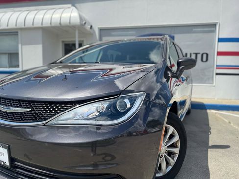Used 2019 Chrysler Pacifica Touring-L FWD image 4