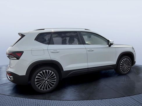 New 2026 Volkswagen Taos SE FWD image 5
