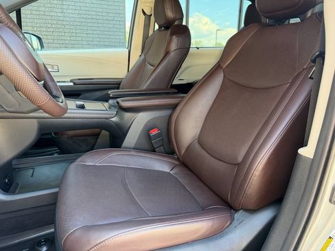 Used 2023 Toyota Sienna Platinum AWD/4WD image 29