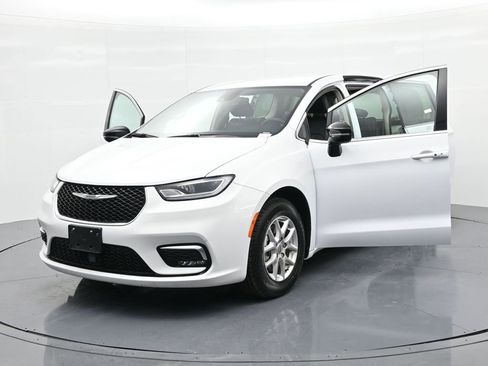 Used 2024 Chrysler Pacifica Touring-L image 24