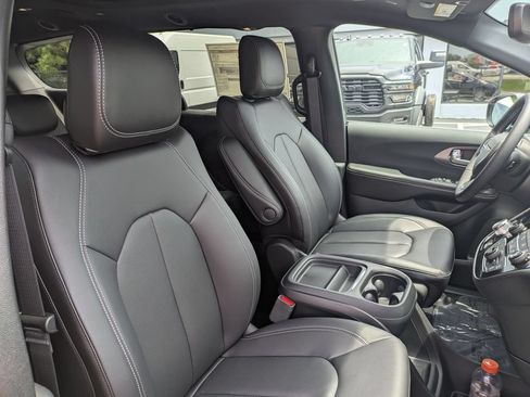 New 2027 Chrysler Pacifica Select FWD image 18
