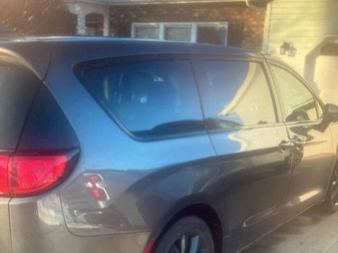 Used 2018 Chrysler Pacifica Touring Plus w/ S Appearance Package image 7