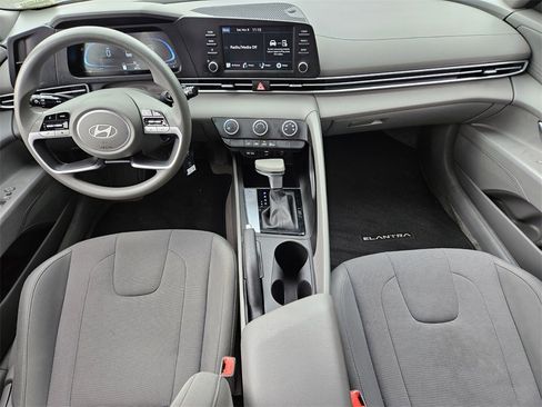 Used 2025 Hyundai Elantra SE image 12