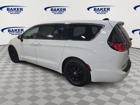 Used 2023 Chrysler Pacifica Touring-L image 7
