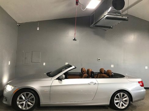 Used 2013 BMW 328i Convertible image 11