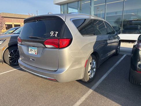 Used 2017 Chrysler Pacifica Touring-L Plus w/ Tire & Wheel Group FWD image 2
