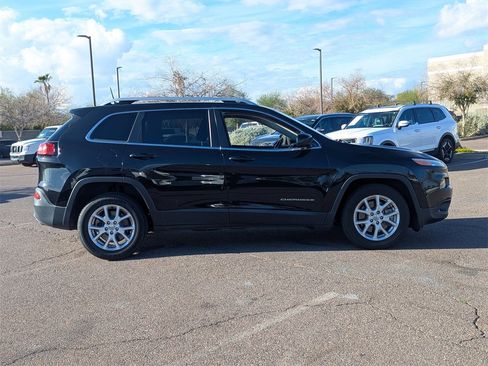Used 2016 Jeep Cherokee Latitude w/ Cold Weather Group image 8