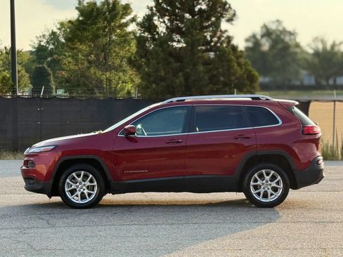 Used 2017 Jeep Cherokee Latitude w/ Comfort & Sound Group FWD image 8