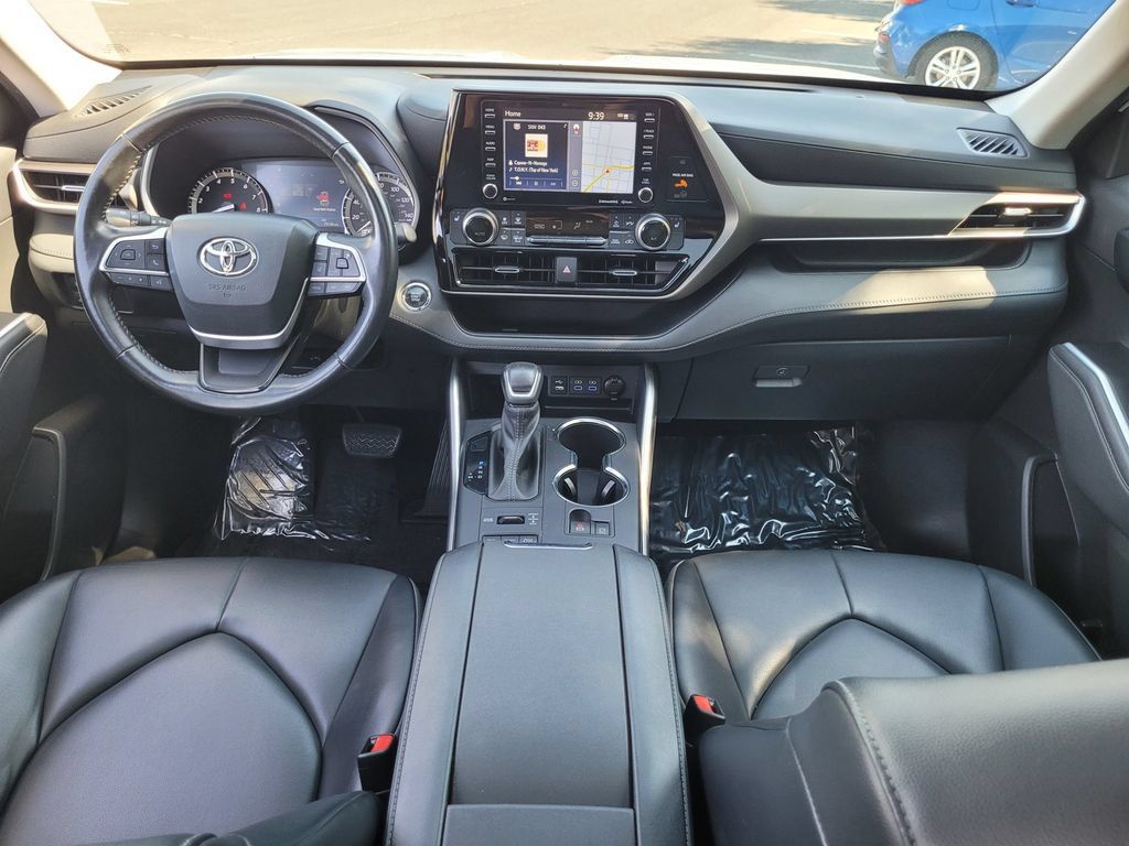 Used 2022 Toyota Highlander XLE AWD/4WD image 17