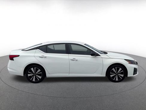 Used 2025 Nissan Altima 2.5 SV FWD image 15