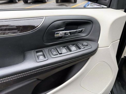 Used 2013 Chrysler Town & Country Touring-L w/ Driver Convenience Group image 16