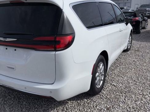 Used 2024 Chrysler Pacifica Touring-L image 4