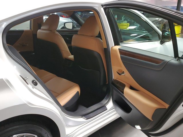 Used 2025 Lexus ES 300h w/ Premium Package FWD image 31
