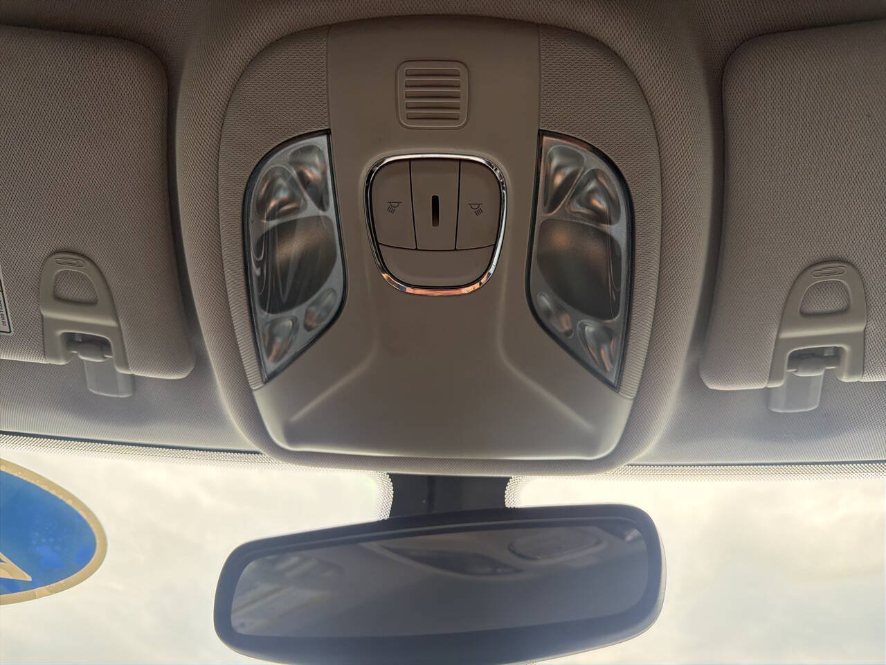 Used 2018 Jeep Compass Latitude w/ Cold Weather Group FWD image 17