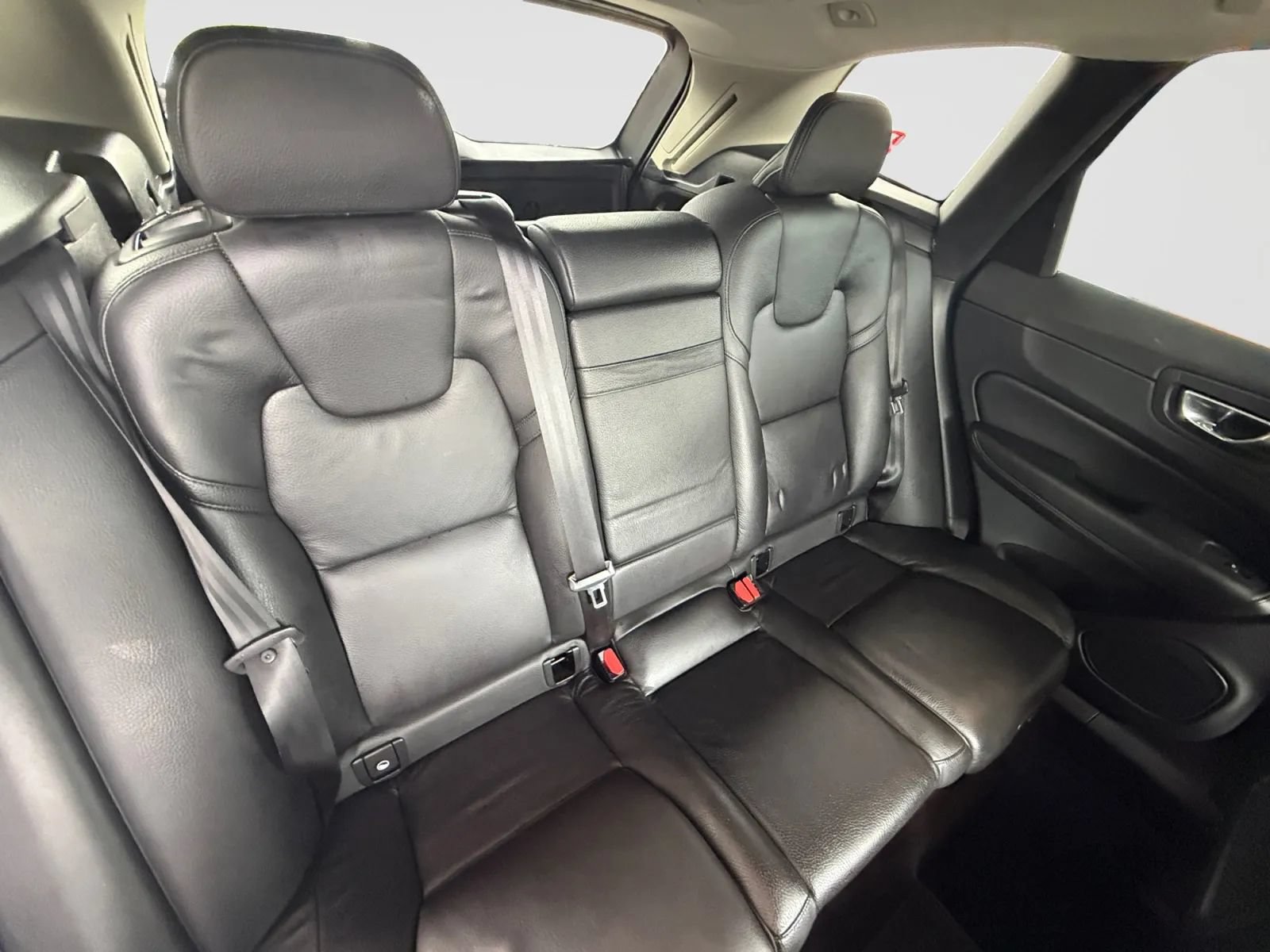 Used 2021 Volvo XC60 T5 Momentum w/ Protection Package Premier AWD/4WD image 18