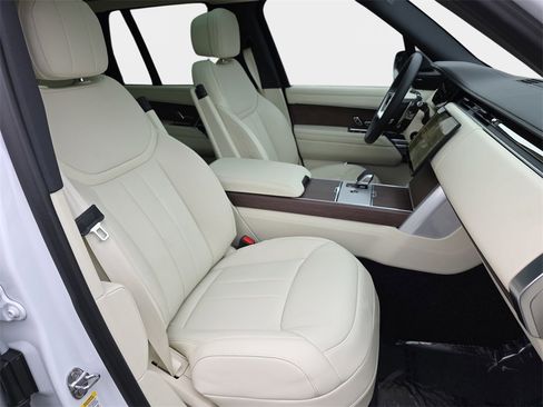 New 2025 Land Rover Range Rover SE image 10