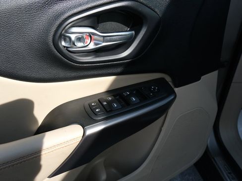 Used 2019 Jeep Cherokee Latitude w/ Cold Weather Group AWD/4WD image 26