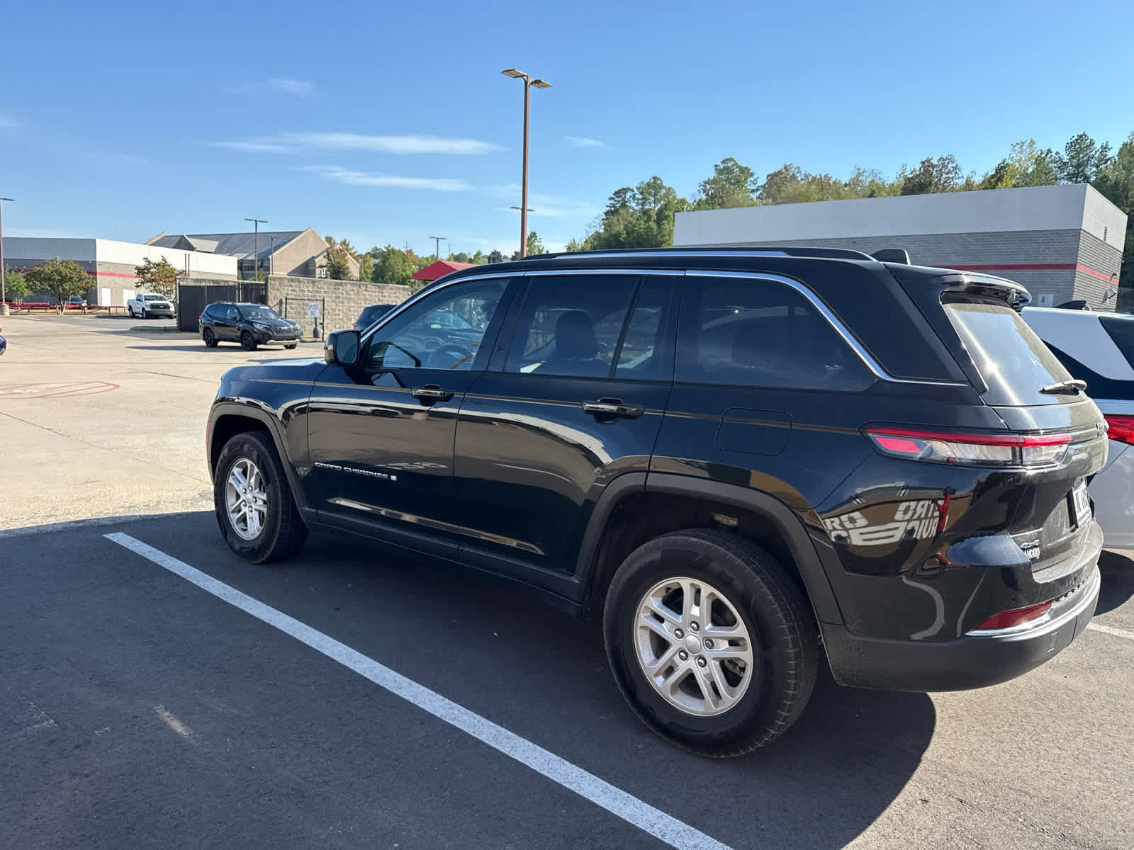 Used 2023 Jeep Grand Cherokee Laredo AWD/4WD image 4