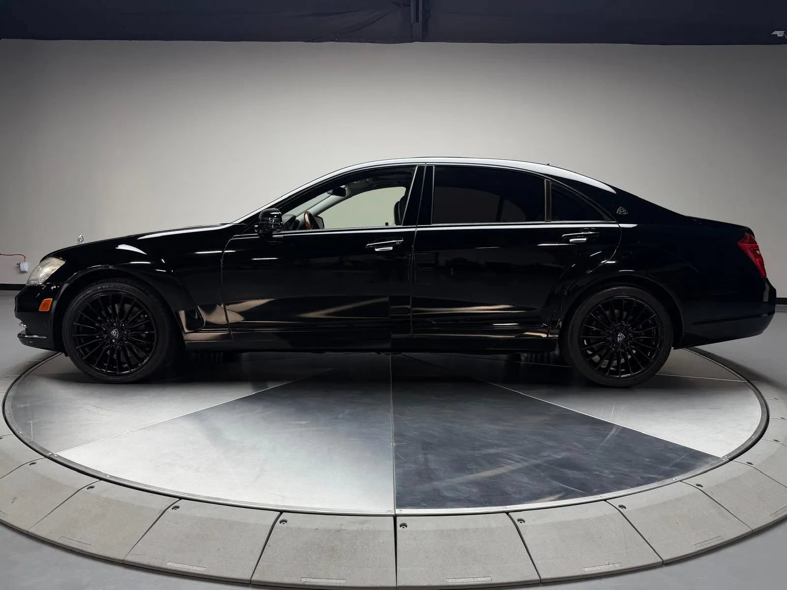 Used 2010 Mercedes-Benz S 550 4MATIC image 4
