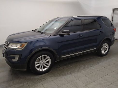 Used 2017 Ford Explorer XLT FWD image 2