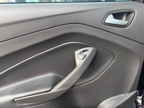 Used 2019 Ford Escape SE image 25