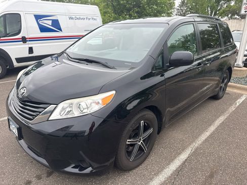 Used 2016 Toyota Sienna LE FWD image 3