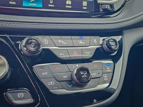 New 2026 Chrysler Pacifica Select image 25