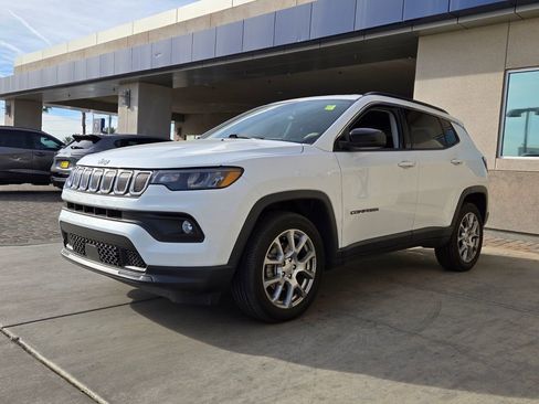 Used 2022 Jeep Compass Latitude image 2