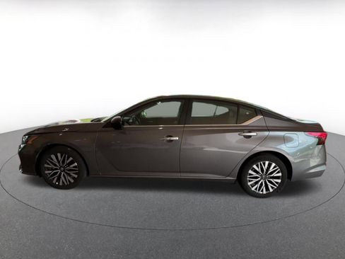 Used 2025 Nissan Altima 2.5 SV FWD image 9