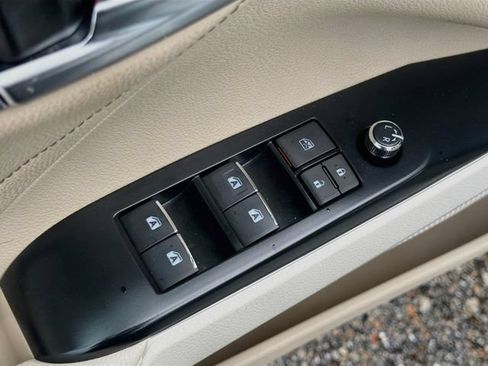 Used 2018 Toyota Camry XLE FWD image 21