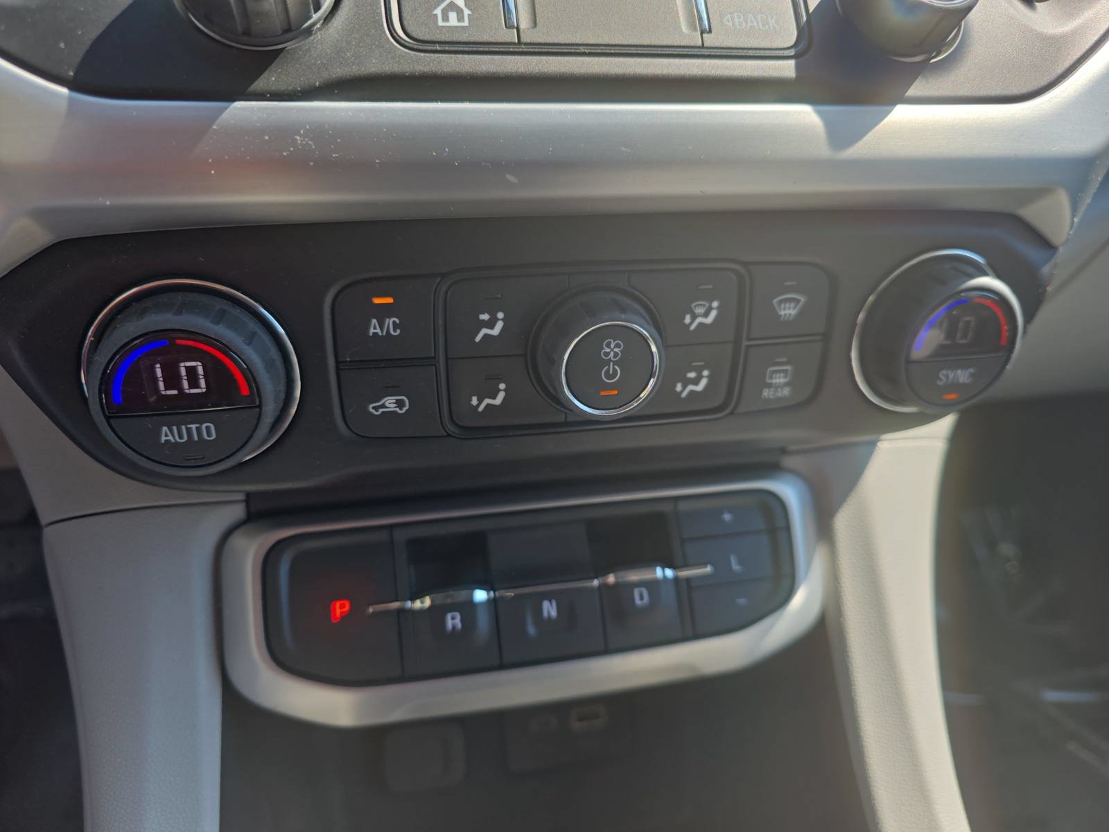 Used 2022 GMC Acadia SLE w/ Driver Convenience Package FWD image 22