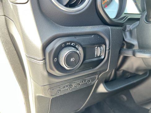 Used 2025 Jeep Wrangler Unlimited Sahara AWD/4WD image 35