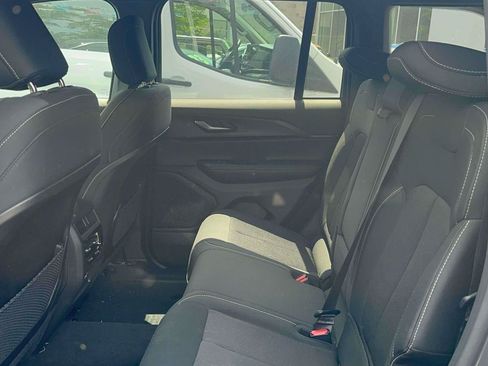Used 2025 Jeep Grand Cherokee Laredo w/ Luxury Tech Group I AWD/4WD image 10