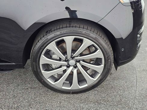 New 2025 Land Rover Range Rover SE image 9