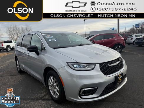 Used 2024 Chrysler Pacifica Touring-L image 7