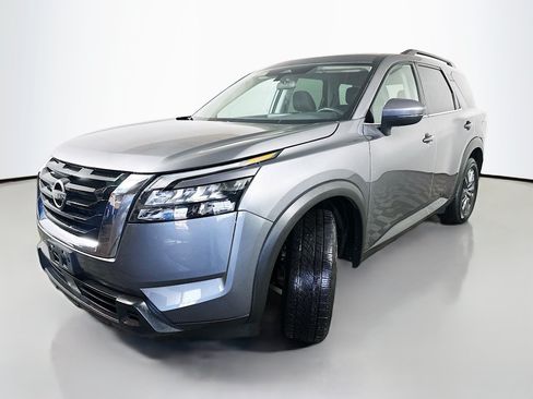 Used 2024 Nissan Pathfinder SV FWD image 3
