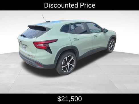 Used 2024 Chevrolet Trax RS w/ Driver Confidence Package FWD image 3