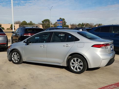 Used 2023 Toyota Corolla LE image 4