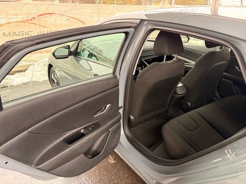 Used 2022 Hyundai Elantra SEL image 17