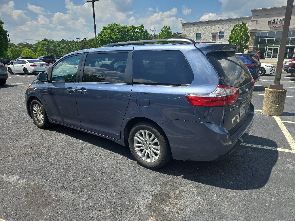 Used 2017 Toyota Sienna XLE w/ XLE Navigation Package FWD image 4
